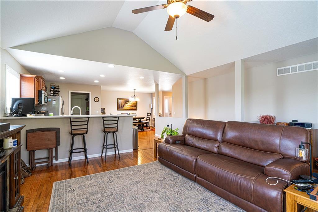 St Joseph, Missouri 64506, United States, 4 Bedrooms Bedrooms, ,3 BathroomsBathrooms,Residential,Active,147659