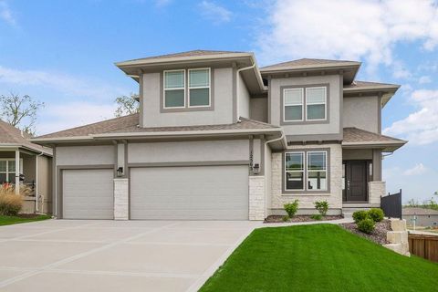 Photo of 12565 S Meadow View Street, Olathe, KS 66061 (MLS # 2614501)