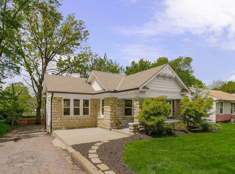 Photo of 8036 Mercier Street, Kansas City, MO 64114 (MLS # 2614607)