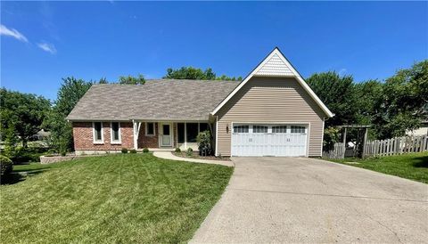 Photo of 6334 W 108th Street, Overland Park, KS 66211 (MLS # 2629266)