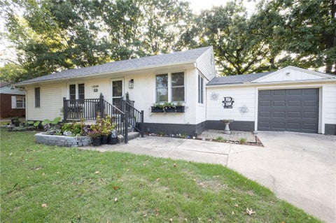 Photo of 408 Warwick Street, Coffeyville, KS 67337 (MLS # 2647495)
