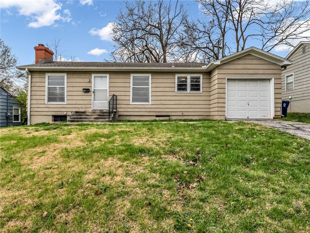 Photo of 703 Hillside Avenue, Liberty, MO 64068 (MLS # 2612287)