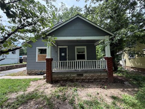 Photo of 206 S Hardy Avenue, Independence, MO 64053 (MLS # 2629346)
