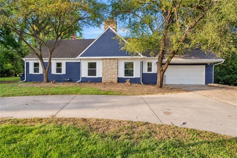 Photo of 212 E 99 Street, Kansas City, MO 64114 (MLS # 2648478)