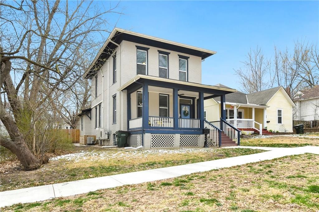 Photo of 415 Elm Street, Leavenworth, KS 66048 (MLS # 2607770)