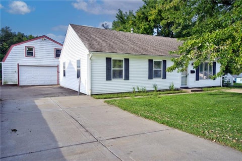 Photo of 2401 NE 58th Terrace, Kansas City, MO 64118 (MLS # 2636749)