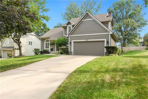 Photo of 2508 NW Bent Tree Circle, Lees Summit, MO 64081 (MLS # 2620708)