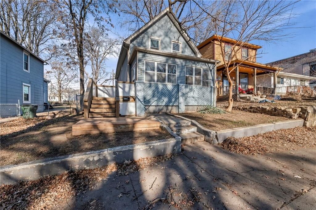 Photo of 512 Ottawa Street, Leavenworth, KS 66048 (MLS # 2592383)