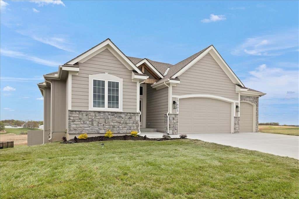 Photo of 17507 Grey Hawke Ridge, Smithville, MO 64089 (MLS # 2633656)