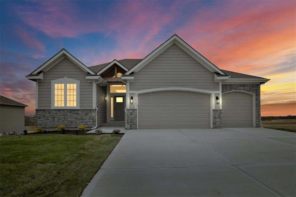 Photo of 17507 Grey Hawke Ridge, Smithville, MO 64089 (MLS # 2633656)
