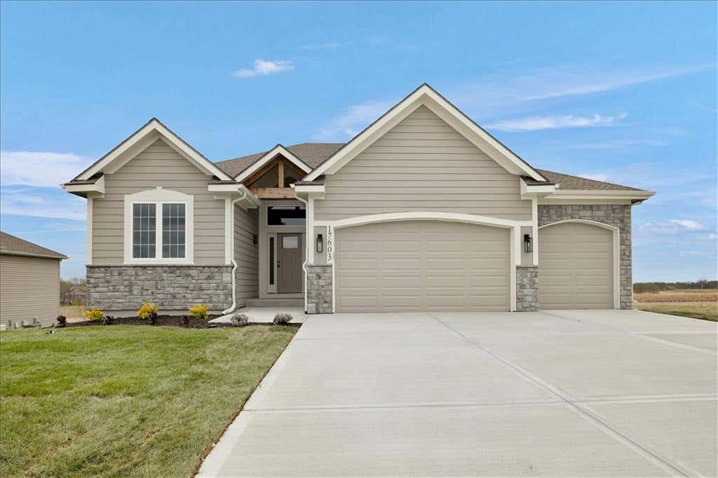 Photo of 17507 Grey Hawke Ridge, Smithville, MO 64089 (MLS # 2633656)