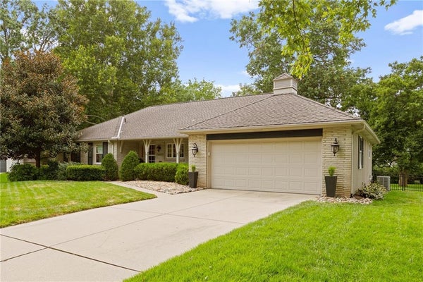 8024 CHEROKEE LN, LEAWOOD, KS 66206 - Image fead3983189bb9ff68c3b4cc2e66e800/745923813