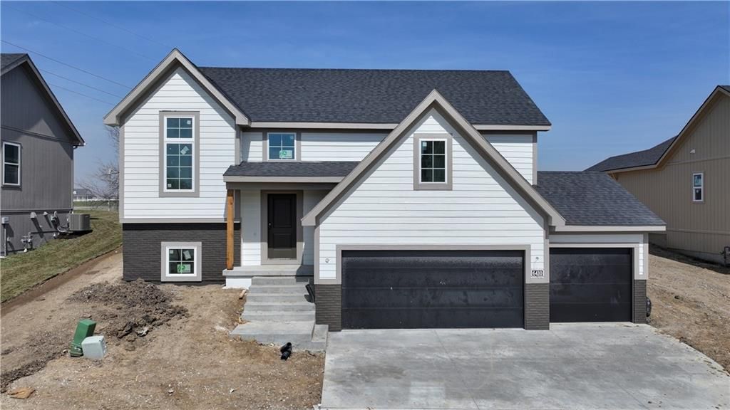 Photo of 6410 NW 98th Street, Kansas City, MO 64153 (MLS # 2608781)