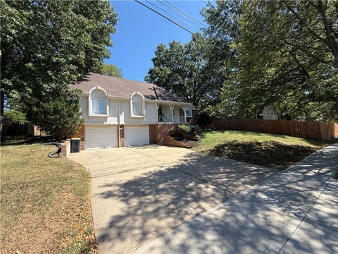 Photo of 6705 N Overland Drive, Kansas City, MO 64151 (MLS # 2640895)
