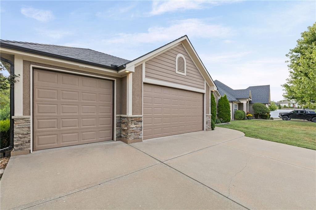 Photo of 2135 NE Sparta Drive, Blue Springs, MO 64029 (MLS # 2642673)