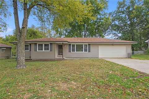 Photo of 501 S 20th Street, Leavenworth, KS 66048 (MLS # 2584597)