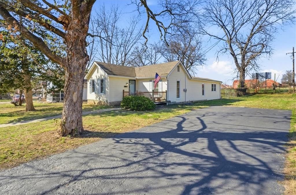 Photo of 430 E Loula Street, Olathe, KS 66061 (MLS # 2607998)