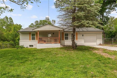 Photo of 601 E Eisenhower Road, Lansing, KS 66043 (MLS # 2617740)