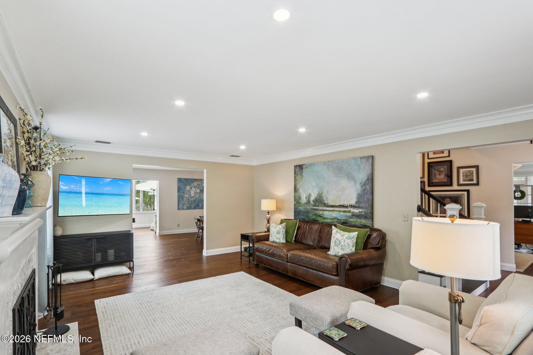 2443 HOLLY POINT Road E