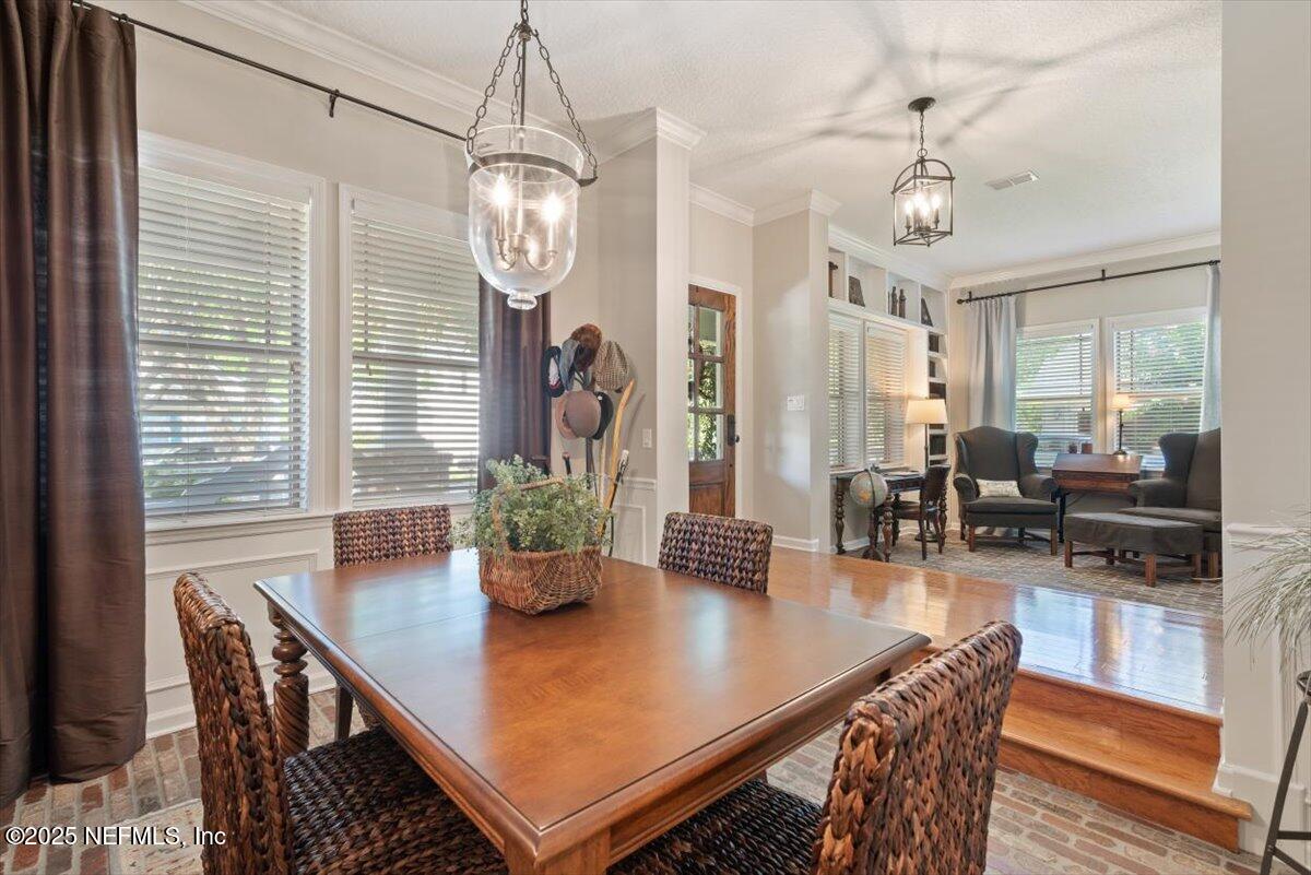 1060 MEADOW VIEW Lane
