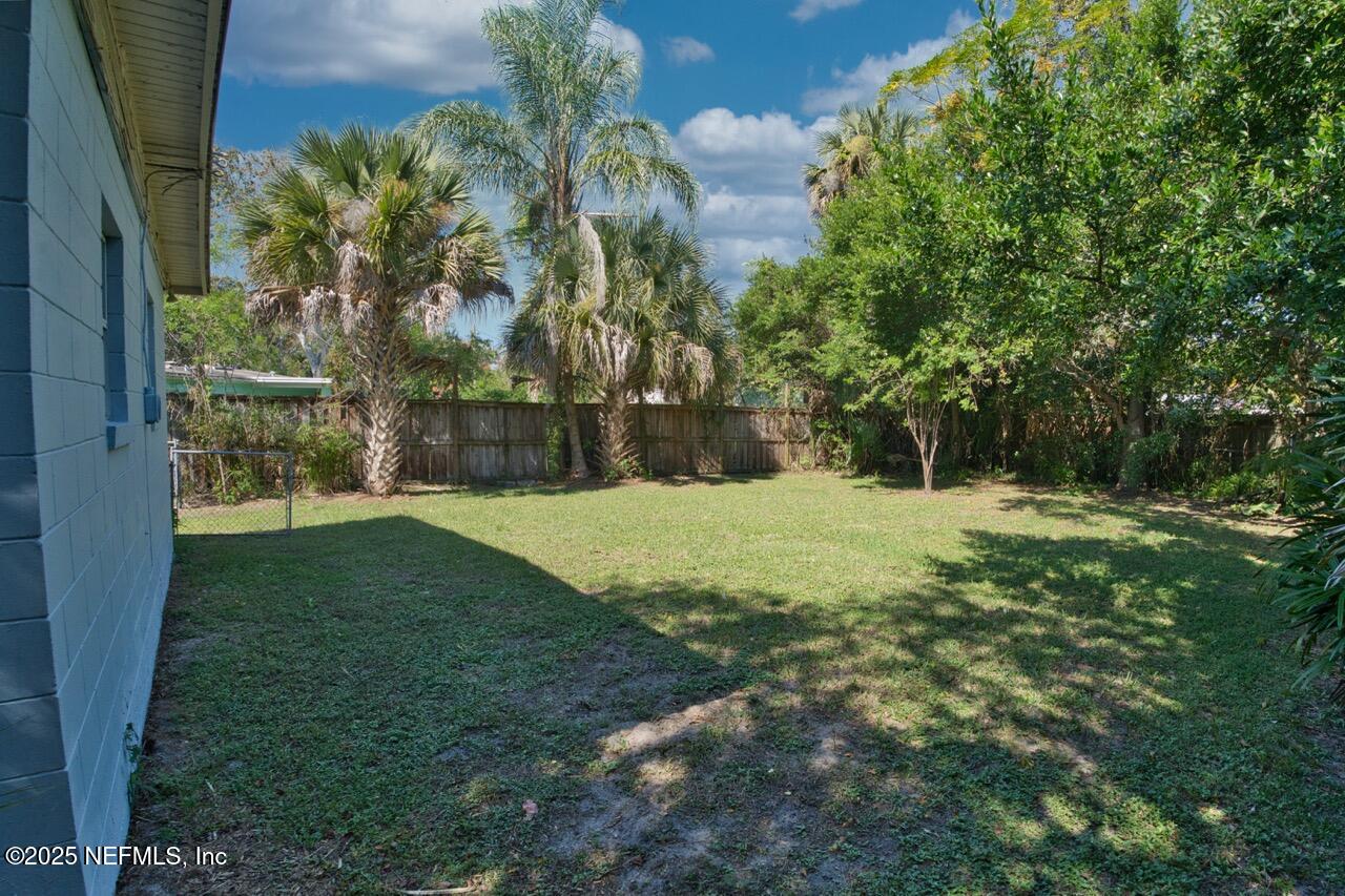 1823 SABLE PALM Lane