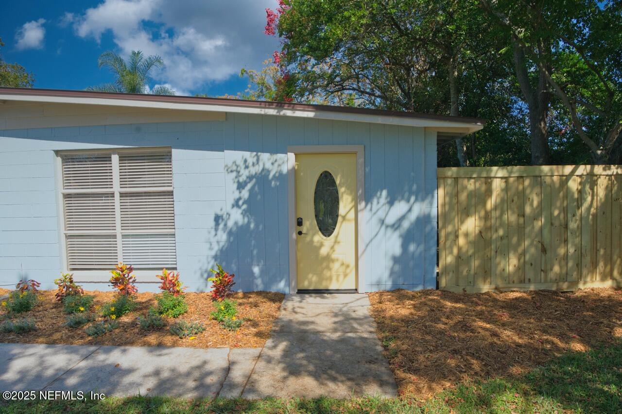 1823 SABLE PALM Lane