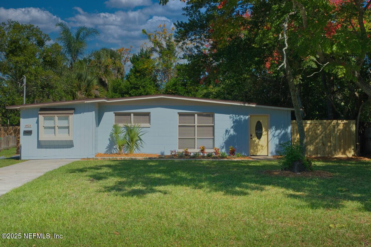 1823 SABLE PALM Lane