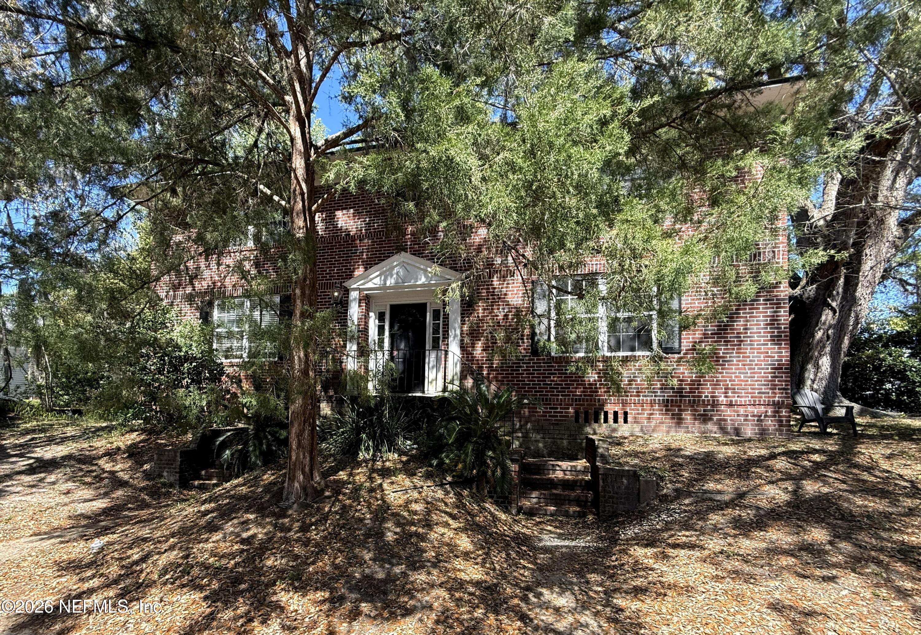 1557 INGLESIDE Avenue 3