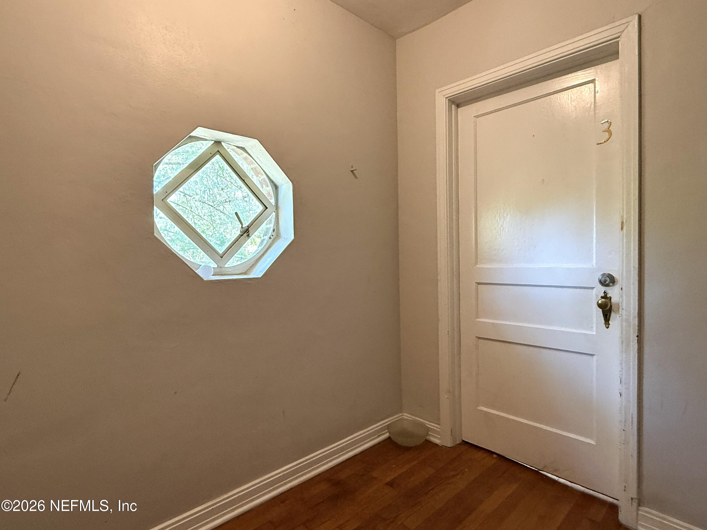 1557 INGLESIDE Avenue 3