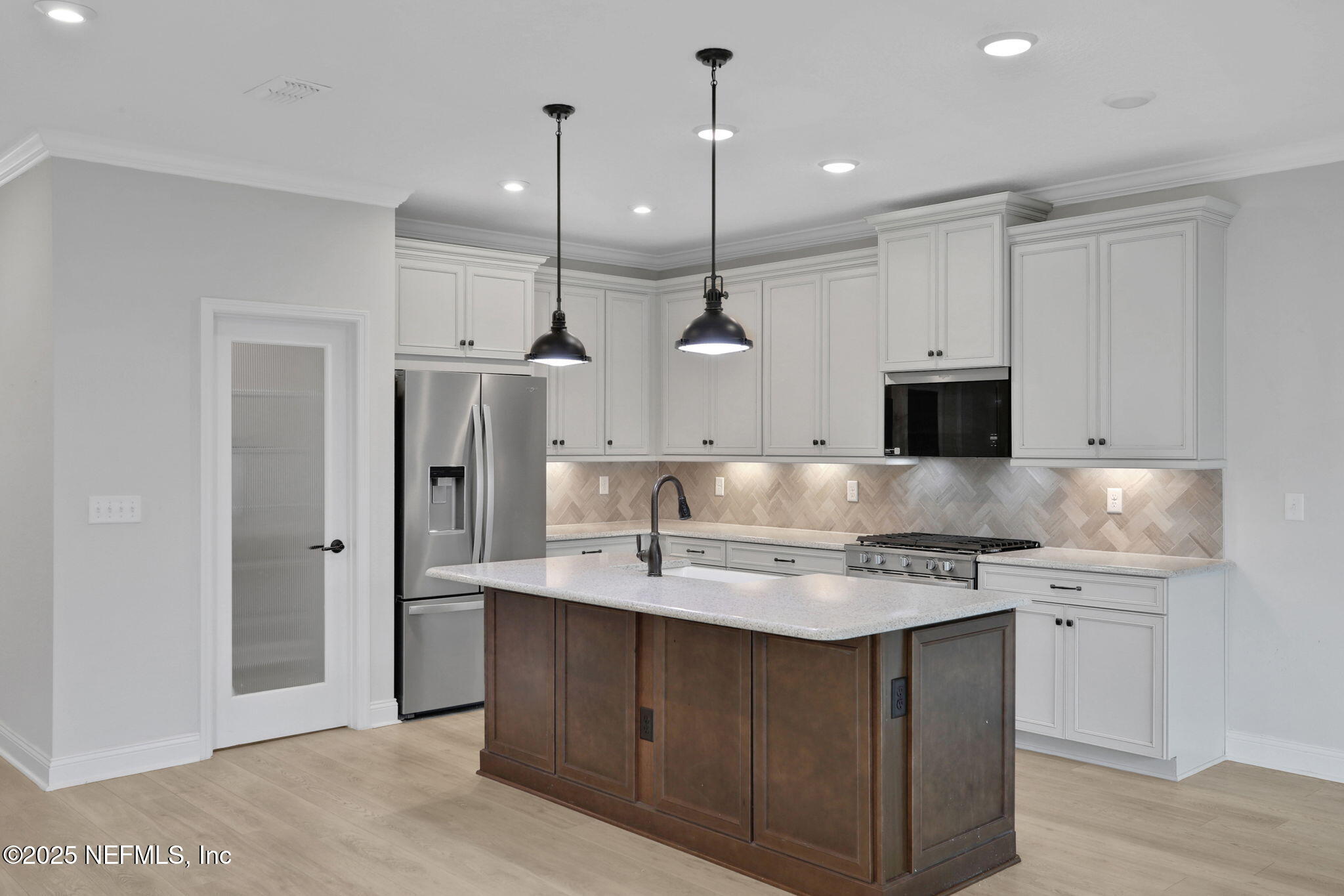 13863 HOLSINGER Boulevard