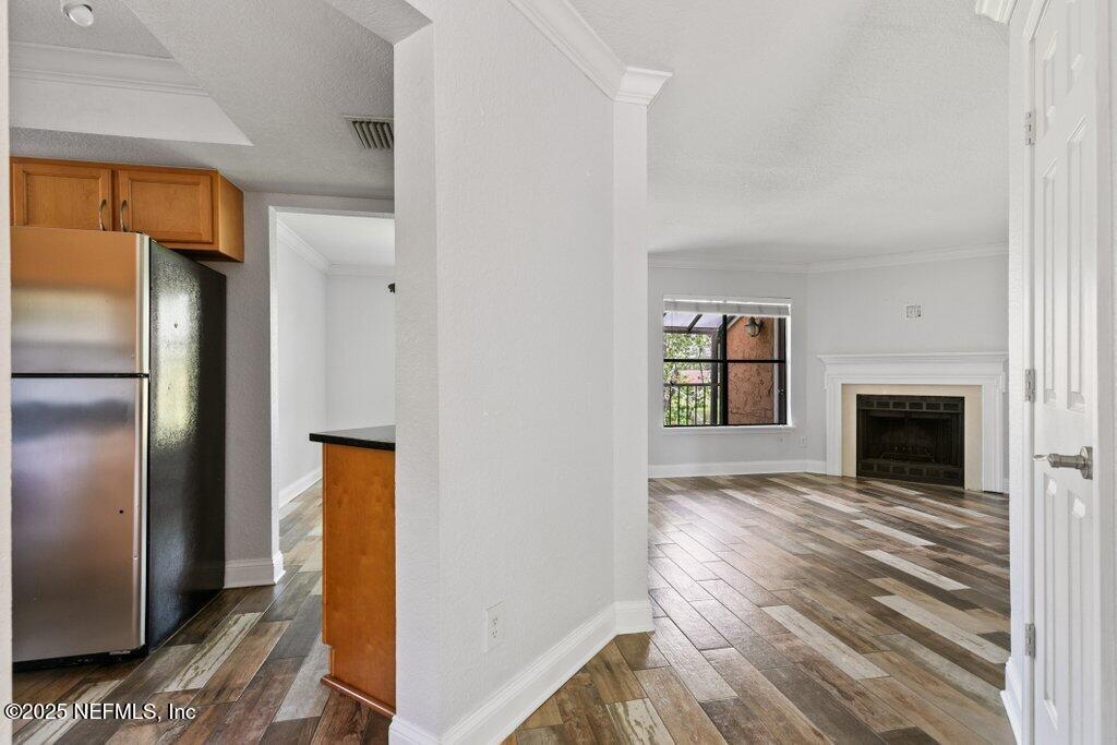 833 SHORELINE Circle