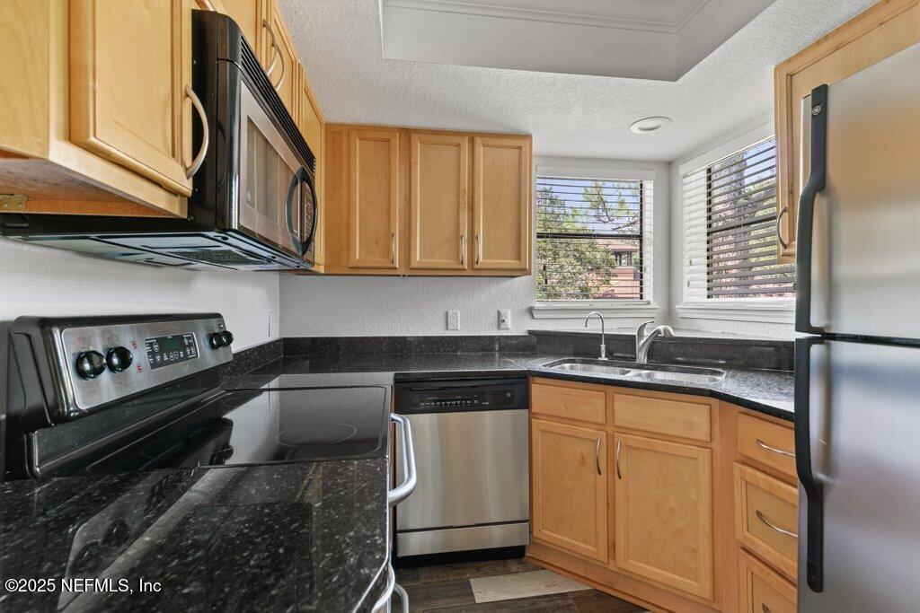 833 SHORELINE Circle