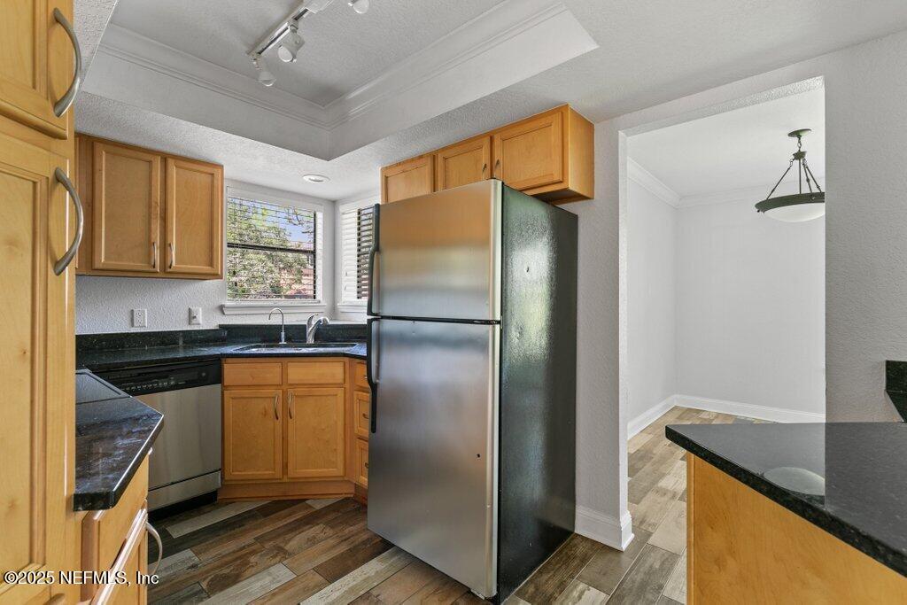 833 SHORELINE Circle