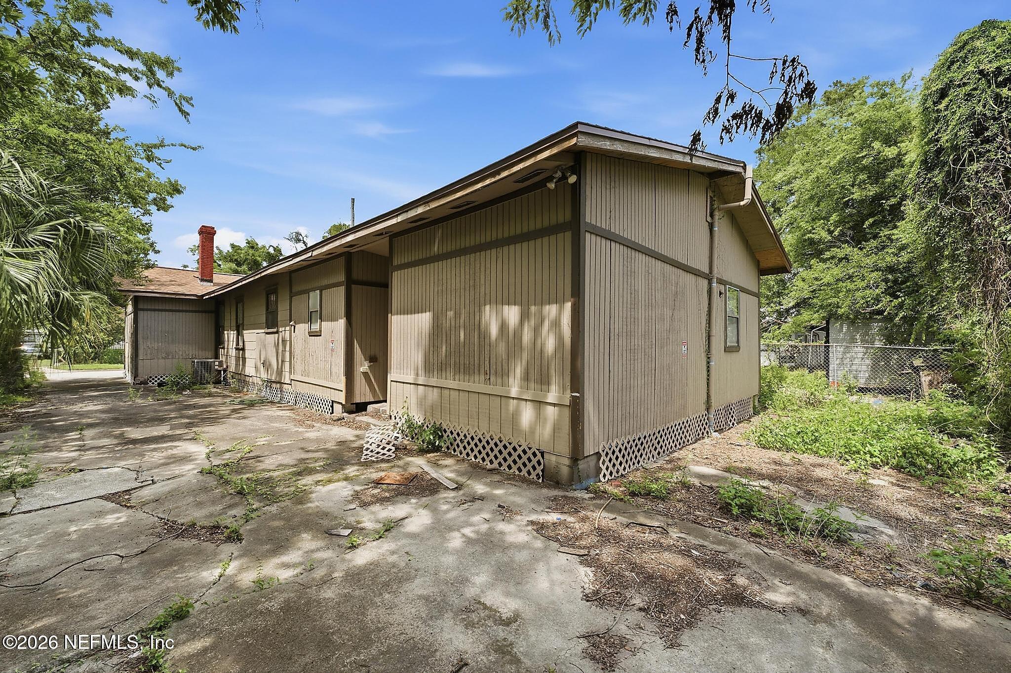 1150 E 16TH
