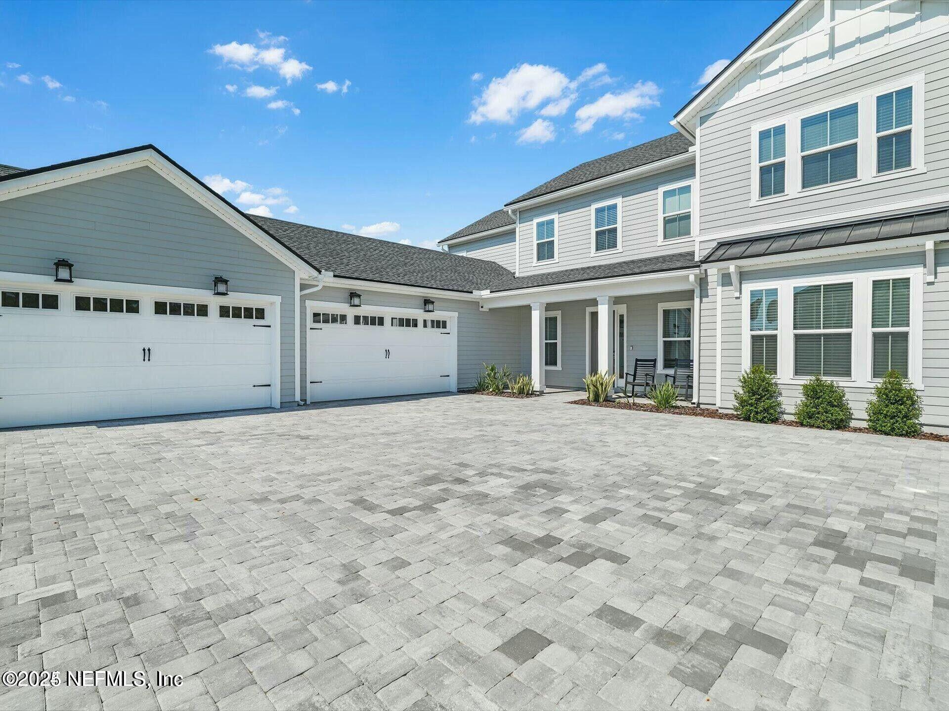 32 AWLLEAF Court