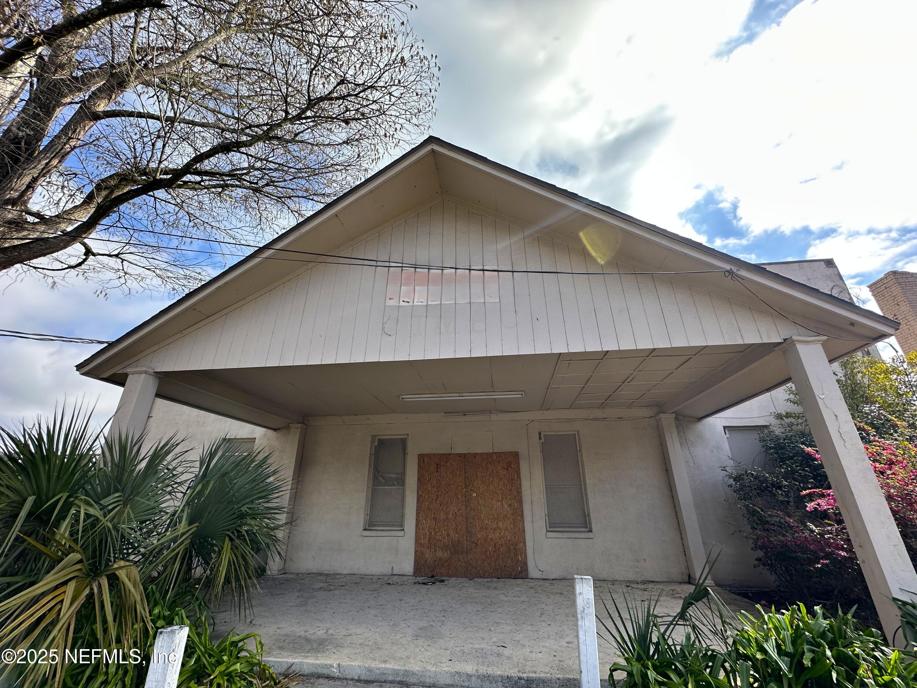 2335 N DAVIS Street
