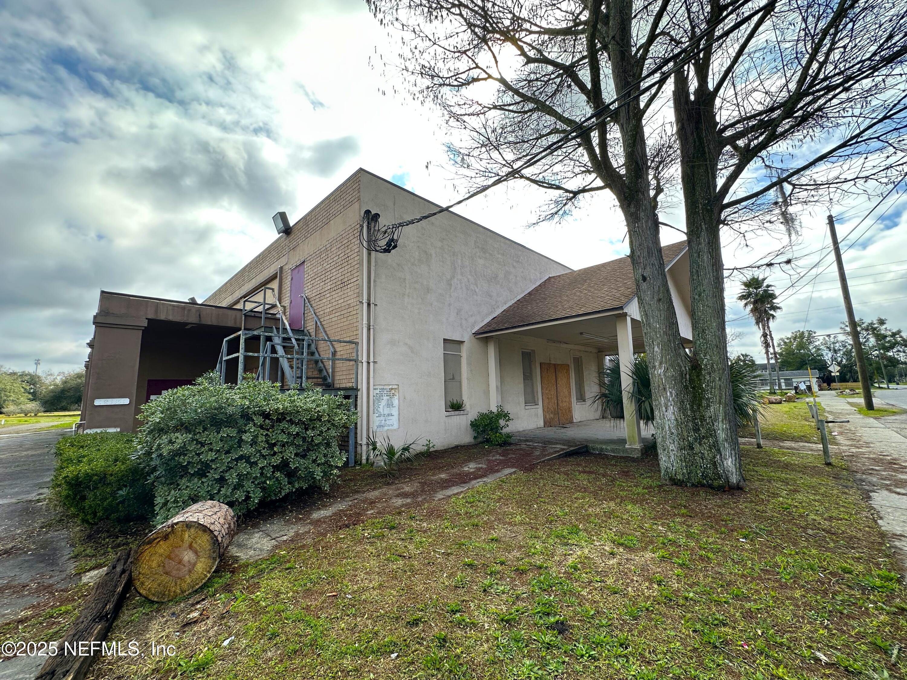 2335 N DAVIS Street