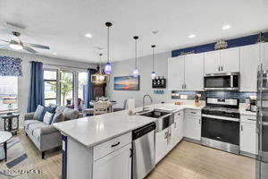 44 PINEBURY Lane