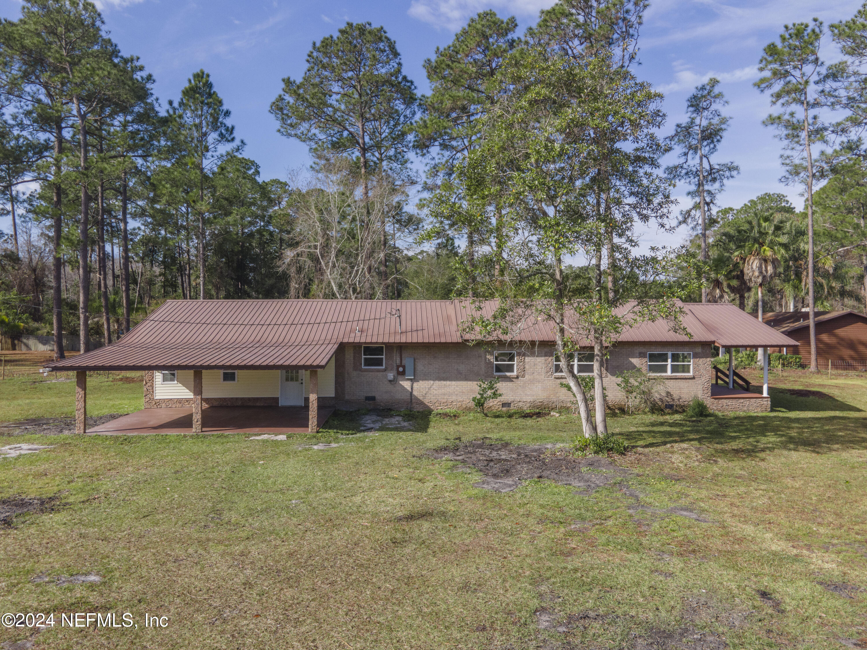 Interlachen, FL home for sale located at 114 Lake Edge Trail, Interlachen, FL 32148