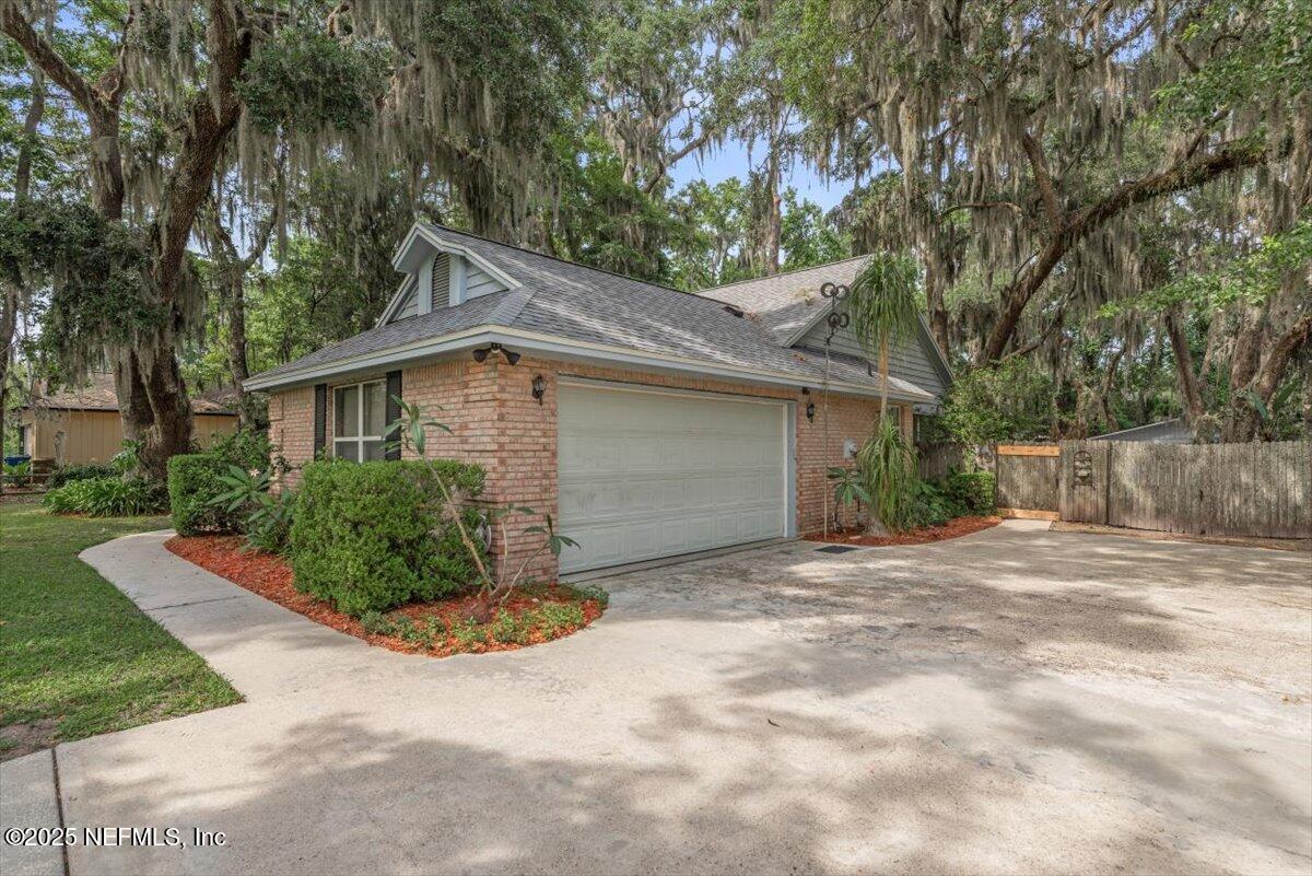 15221 LANDMARK Circle N