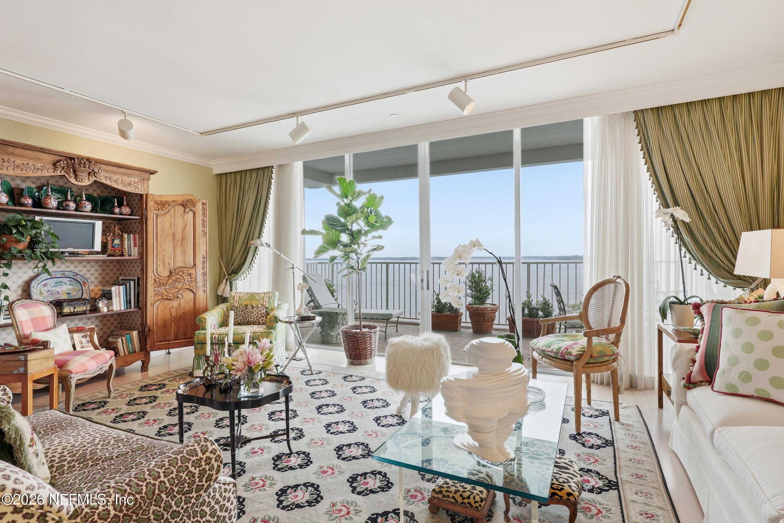 1560 LANCASTER Terrace 908