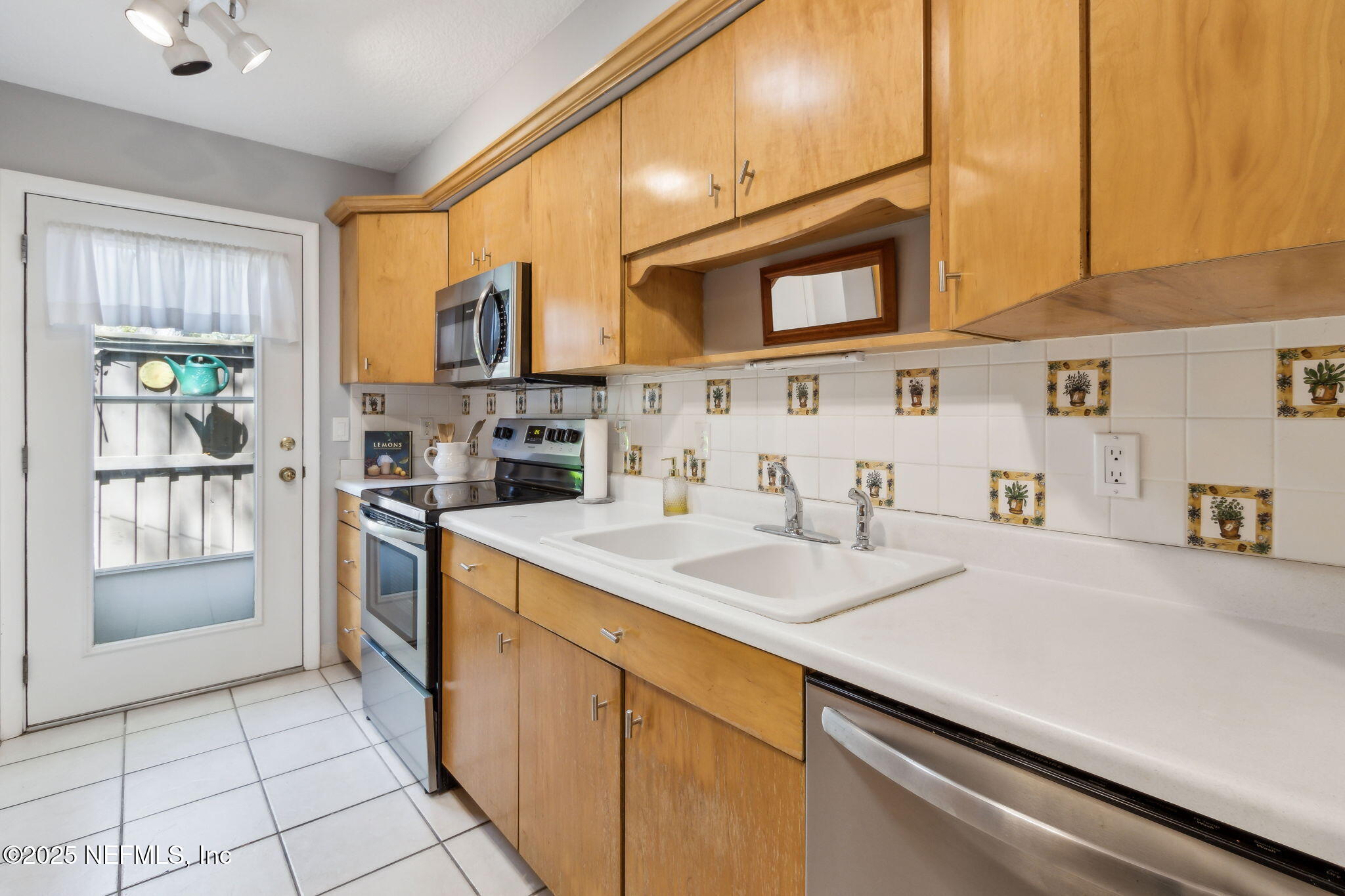 1768 MARINERS Walk 901