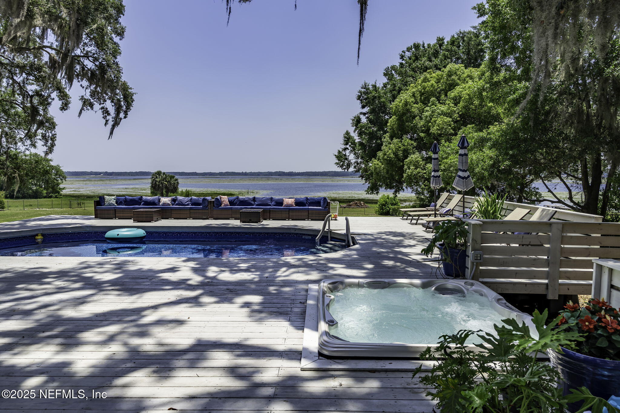 561 SE LAKEVIEW Drive