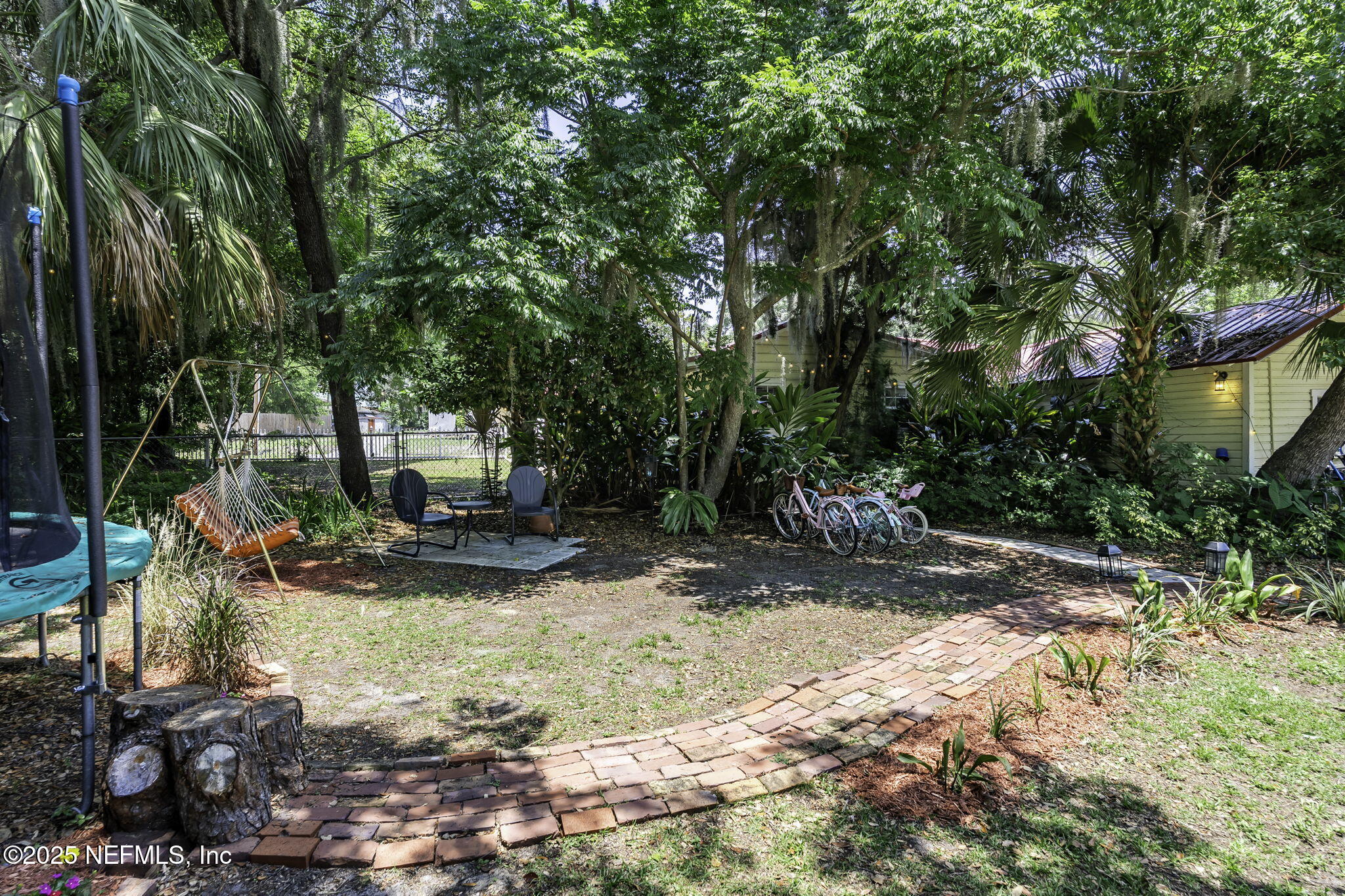 561 SE LAKEVIEW Drive