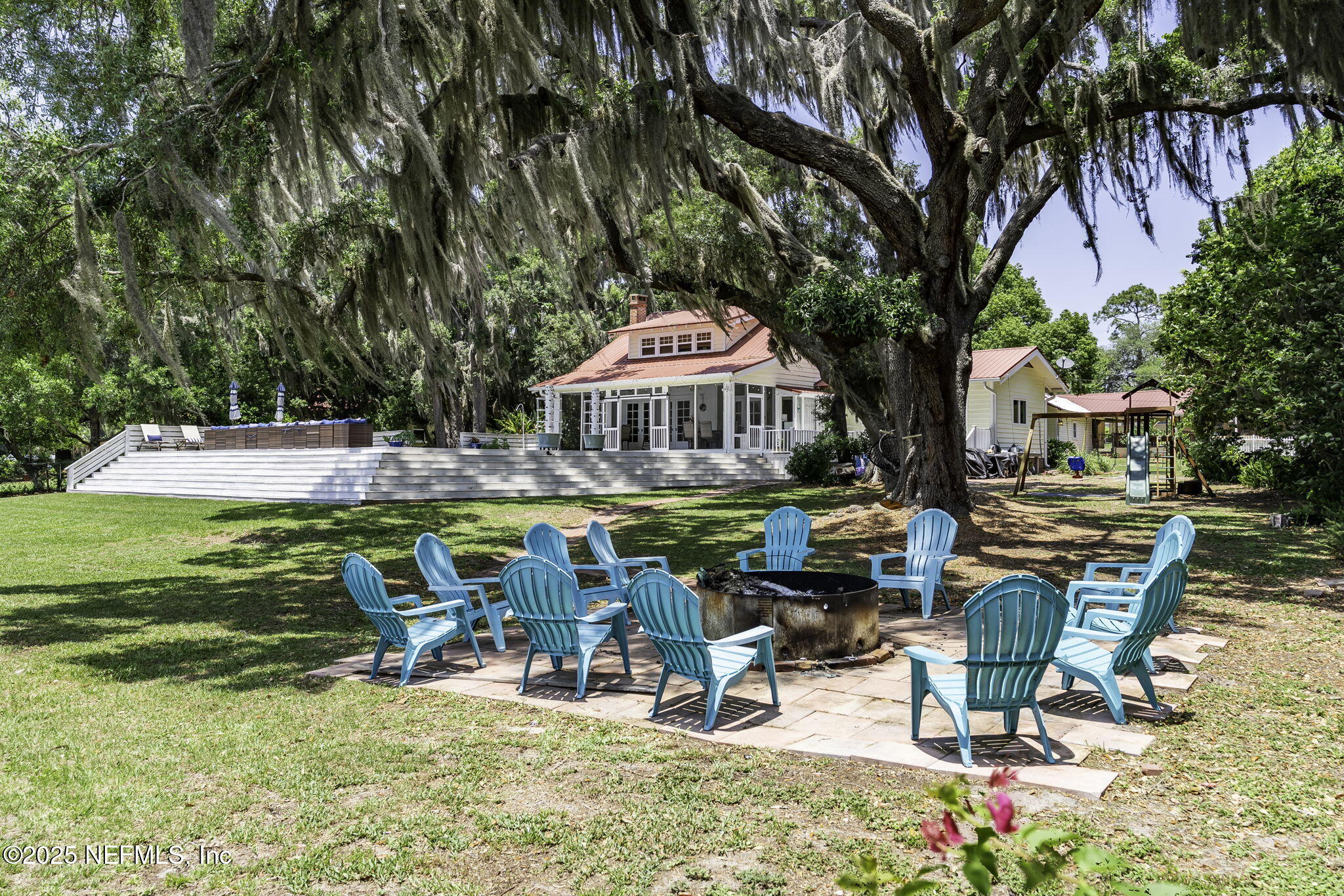 561 SE LAKEVIEW Drive