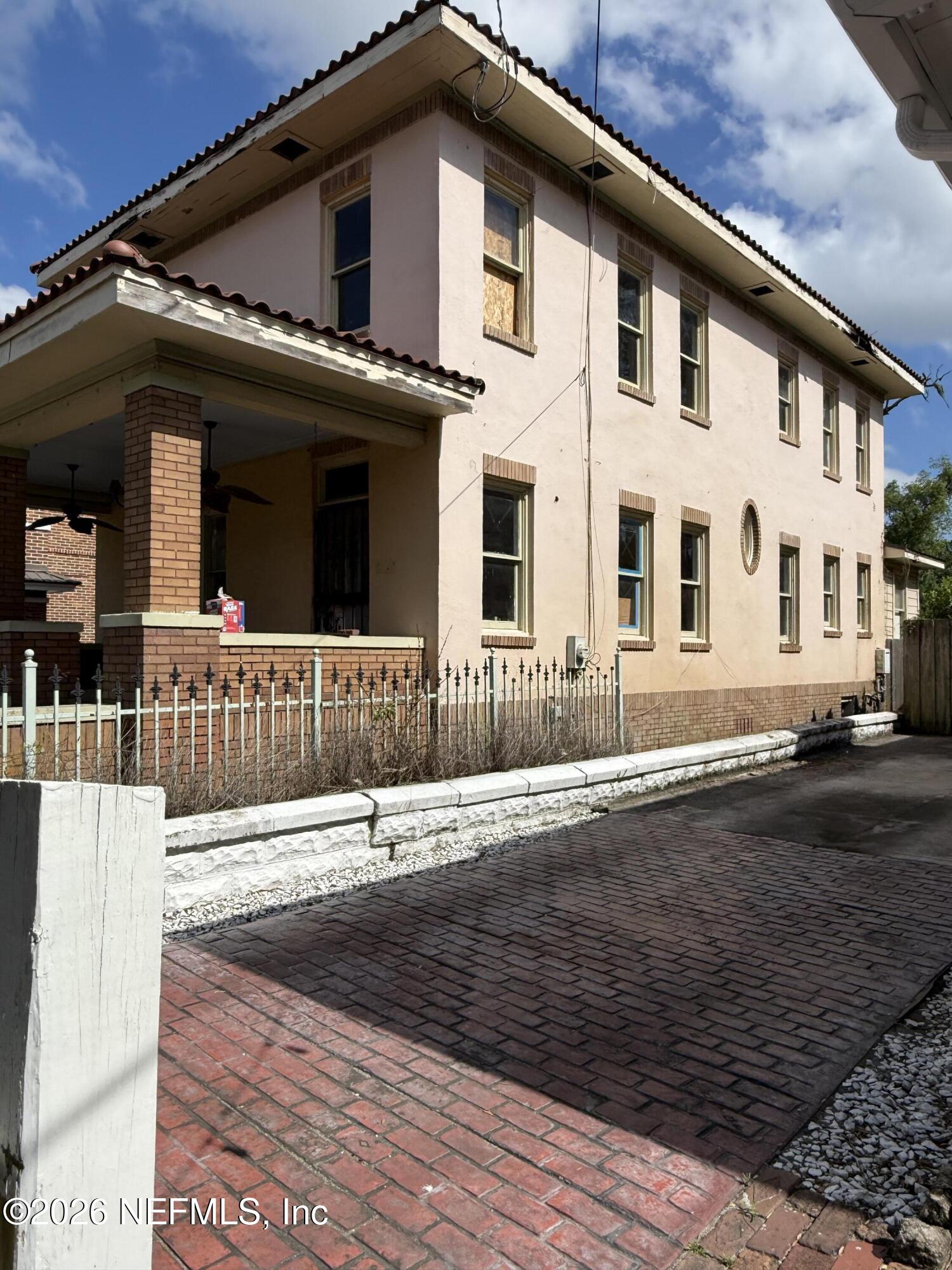 234 W 6TH Street