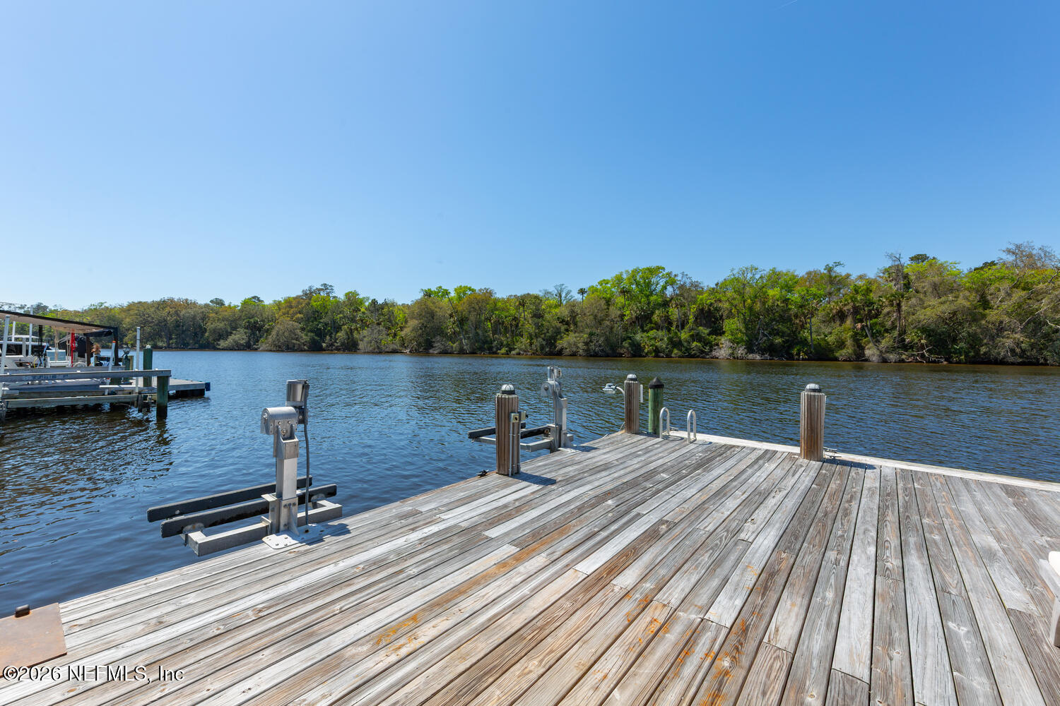 195 S ROSCOE Boulevard