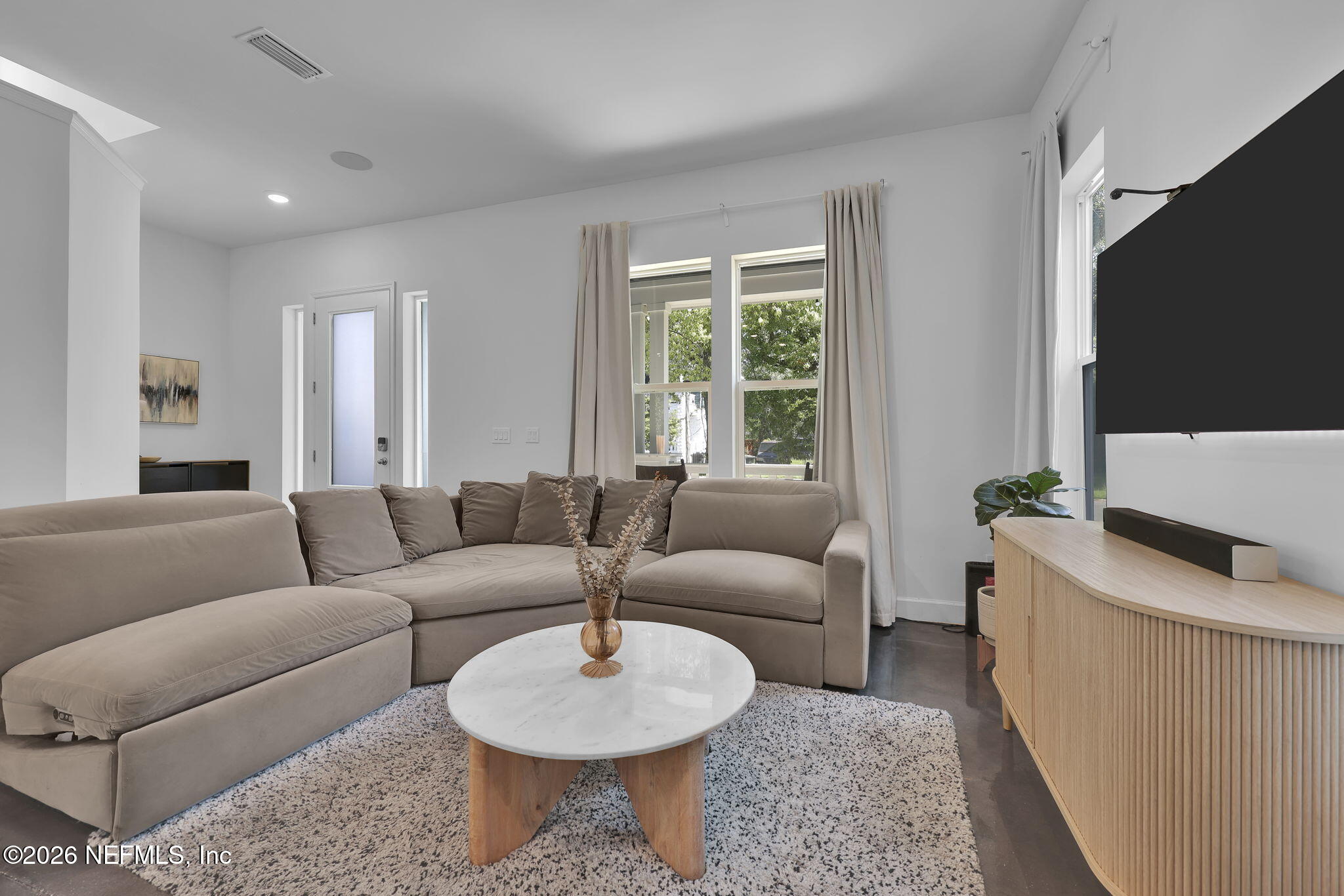 124 E 6TH Street