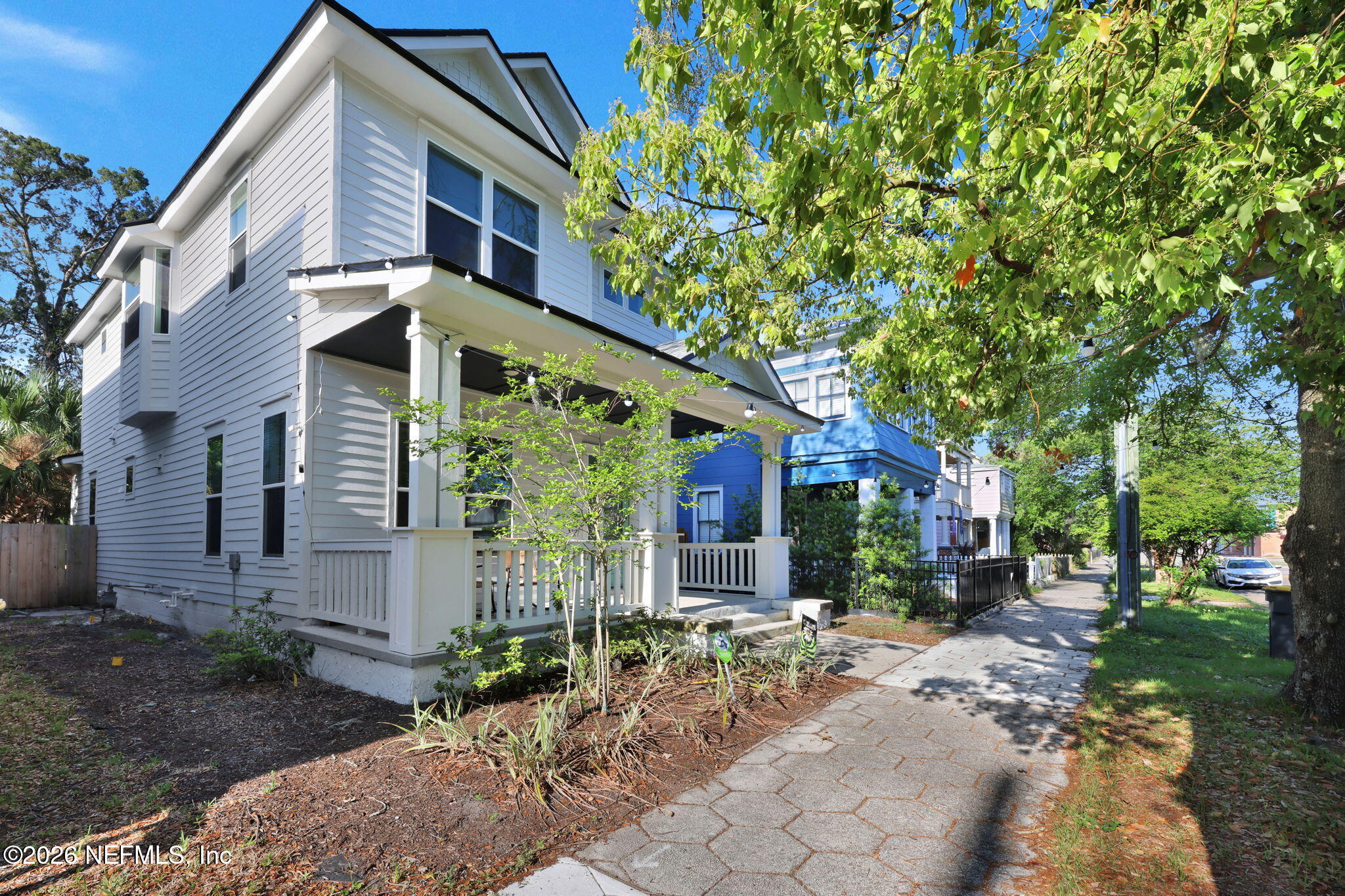 124 E 6TH Street