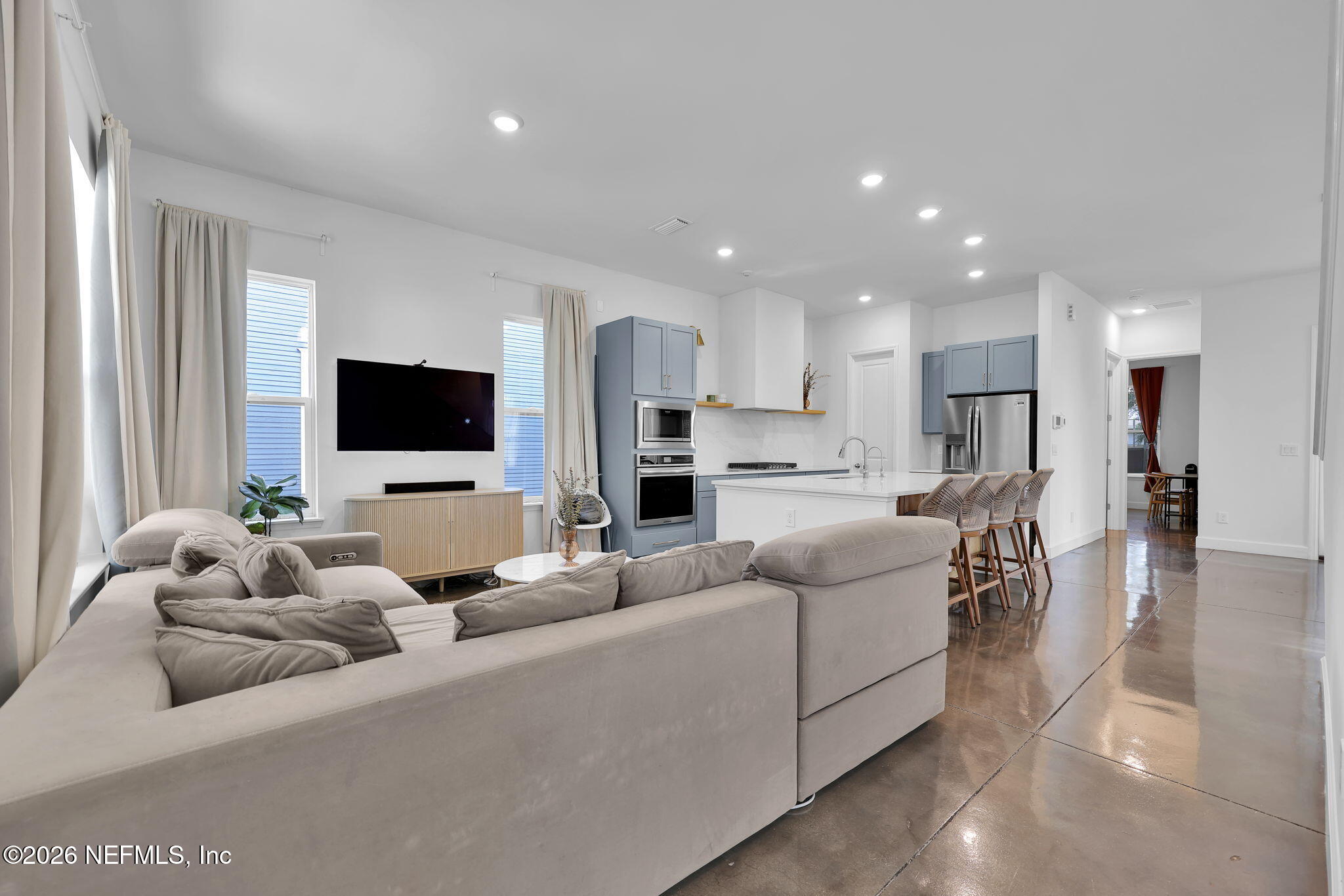 124 E 6TH Street